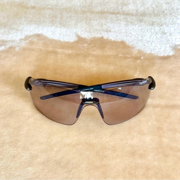 Tifosi Optics Performance Sunglasses - Picture 2 of 5